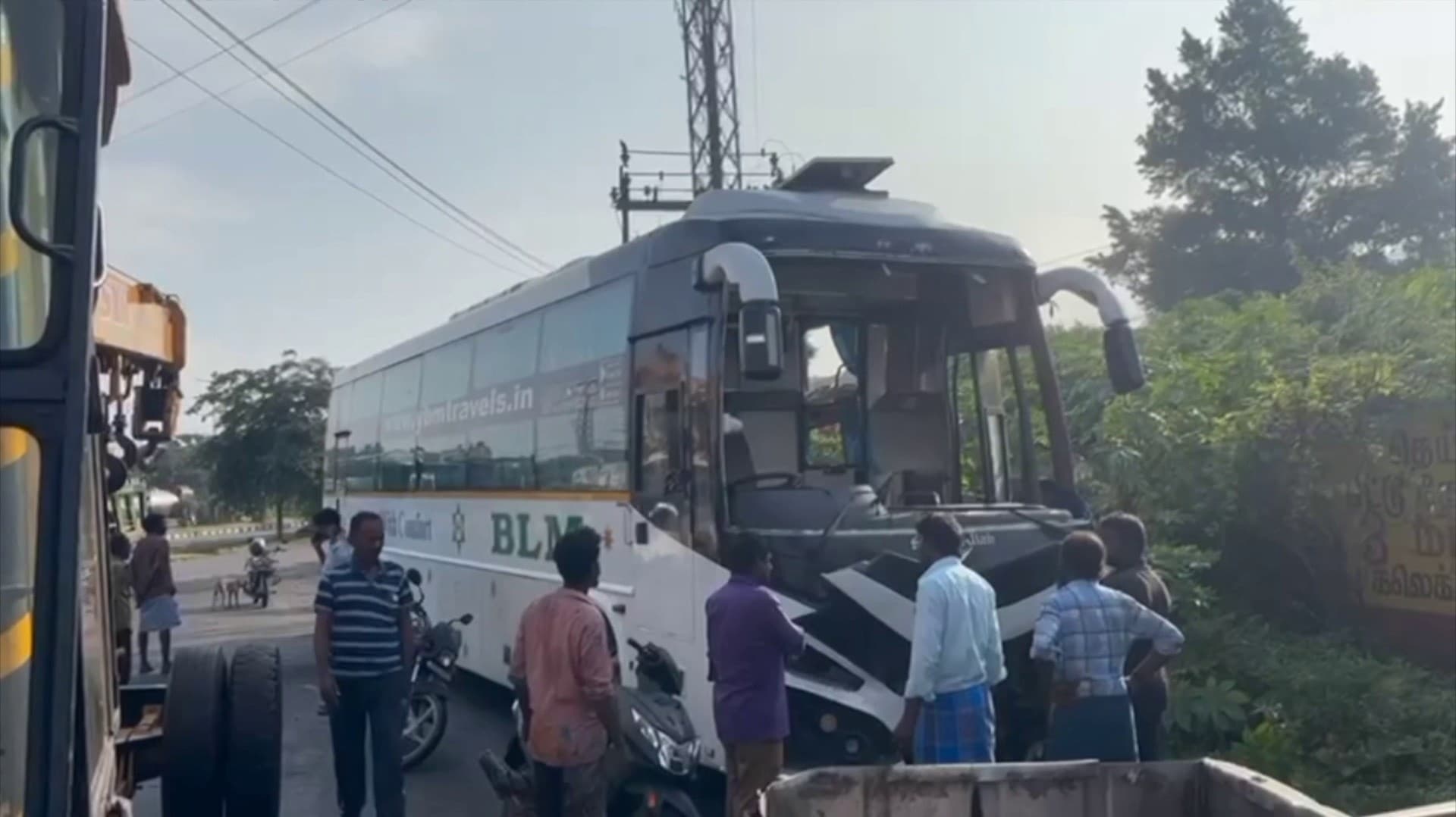 புறவழிச் சாலையில் அதிவேகத்தில் திரும்பியதால் விபத்தில் சிக்கிய ஆம்னி பேருந்து.. 10 பேர் காயம்..!