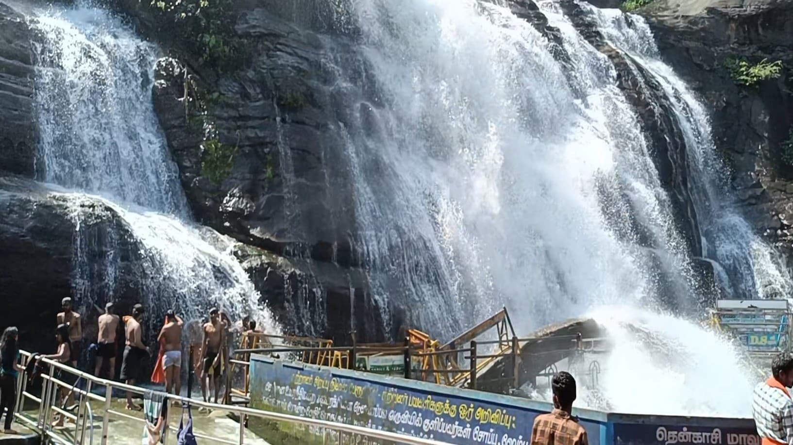 குற்றாலம் மெயின் அருவியில் நீராட ஐயப்ப பக்தர்களுக்கு சிறப்பு ஏற்பாடு