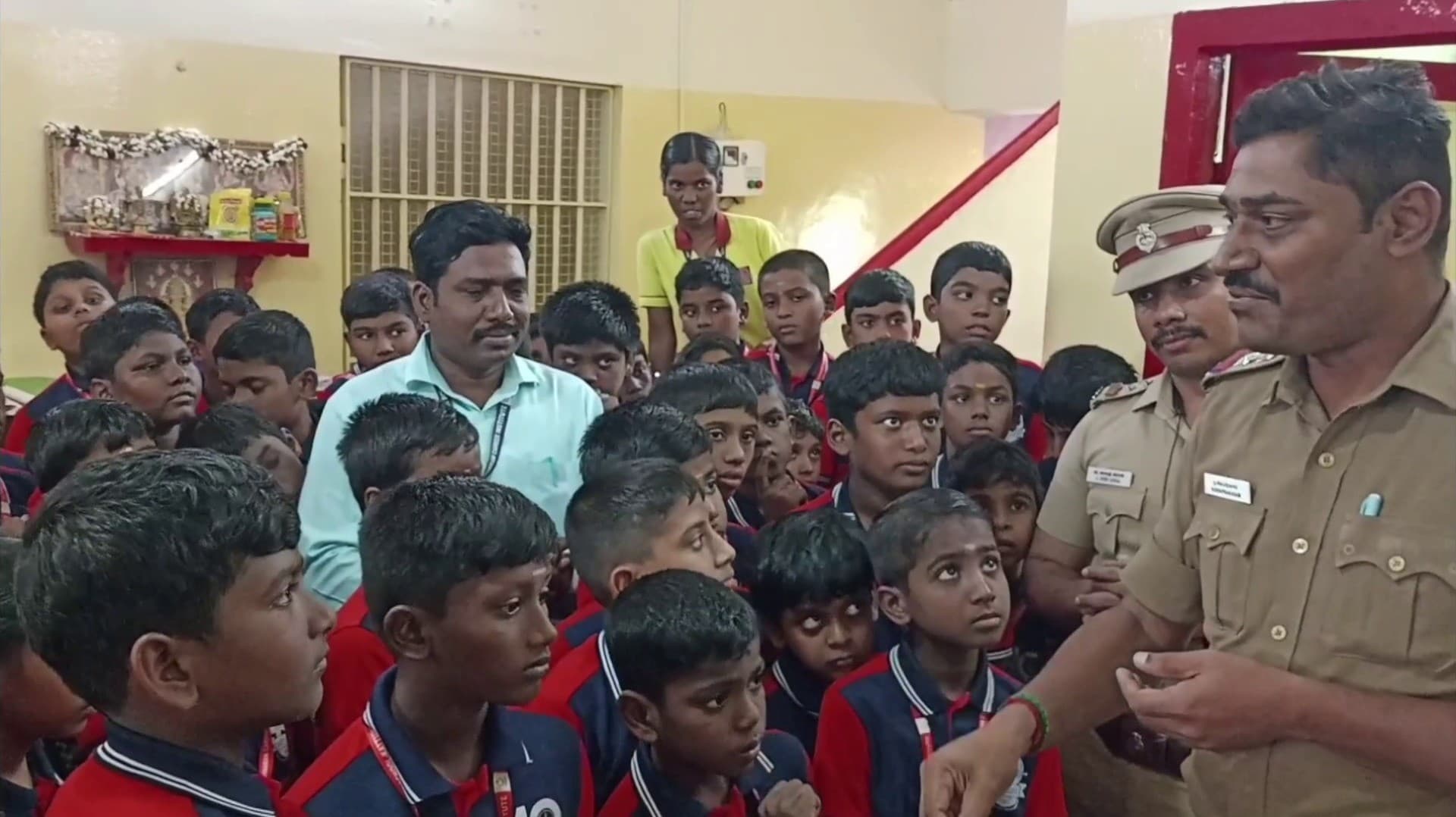 தனியார் பள்ளி மாணவர்களுக்குக் காவல் நிலையம் குறித்து விளக்கமளித்த காவலர்கள்