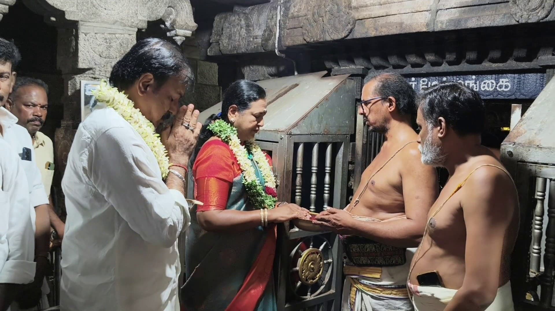 அரியக்குடி திருவேங்கடமுடையான் கோவிலில் பிரேமலதா சாமி தரிசனம்