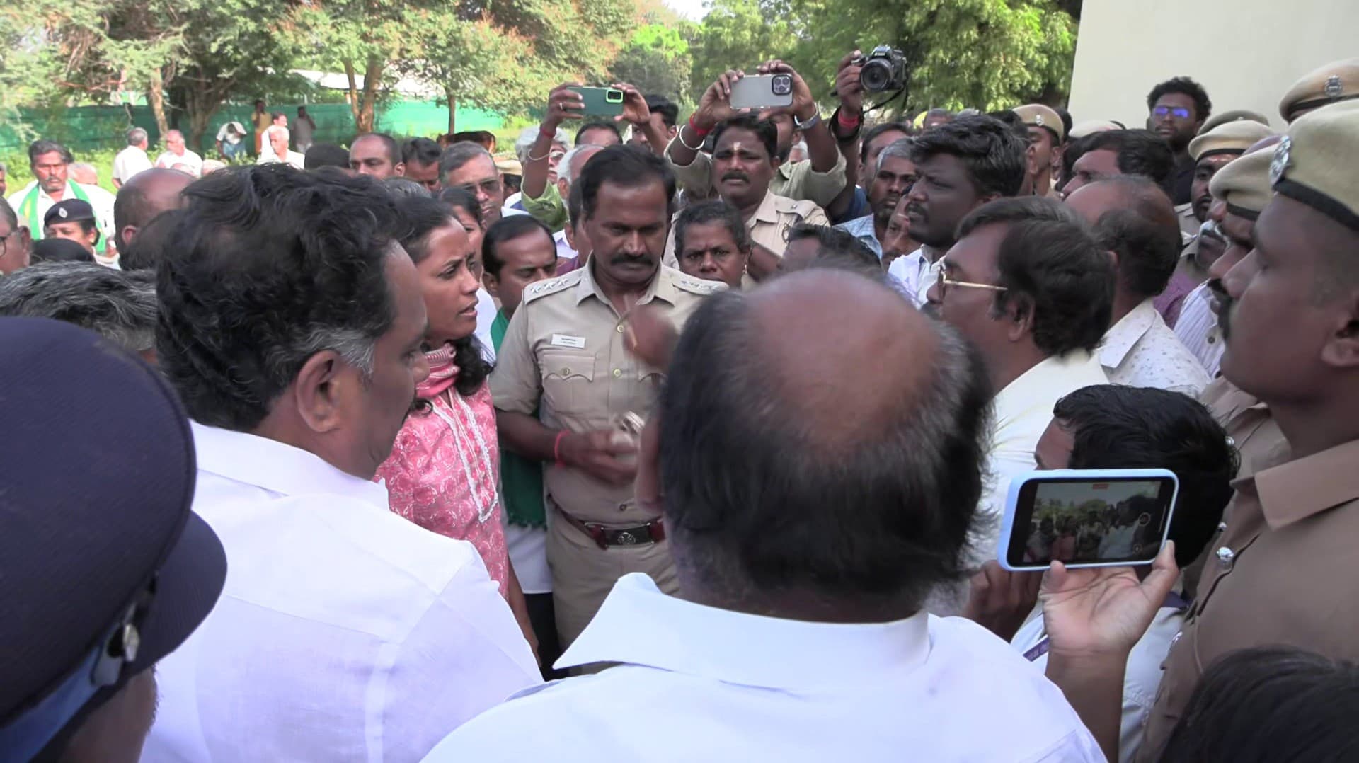 காங். எம்.பி ஜோதிமணி, முன்னாள் அமைச்சர் எம்.ஆர்.விஜயபாஸ்கர் மீது வழக்கு