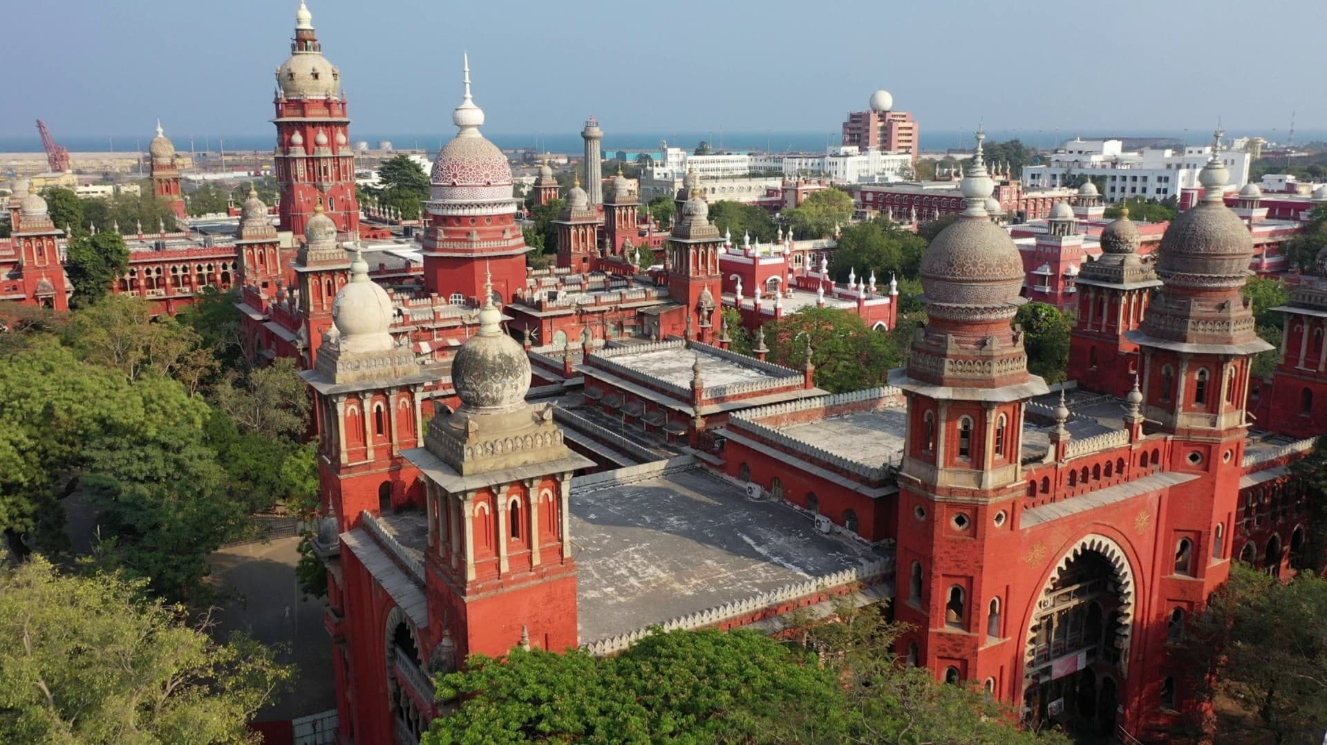 கூட்டத்திற்கு வரும் மக்களின் பாதுகாப்பிற்கு அரசியல் கட்சிகளே பொறுப்பு... சென்னை உயர் நீதிமன்றத்தில் நகல் தாக்கல் செய்தது தமிழக அரசு