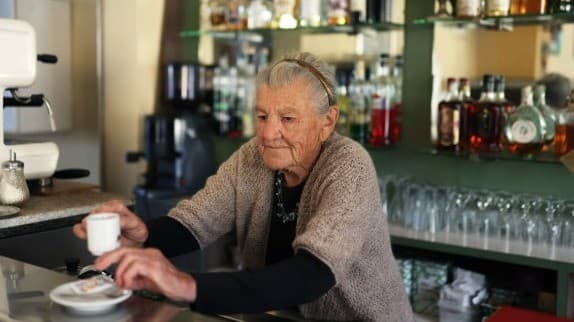 101 வயதிலும் காபி விற்கும் மூதாட்டி..