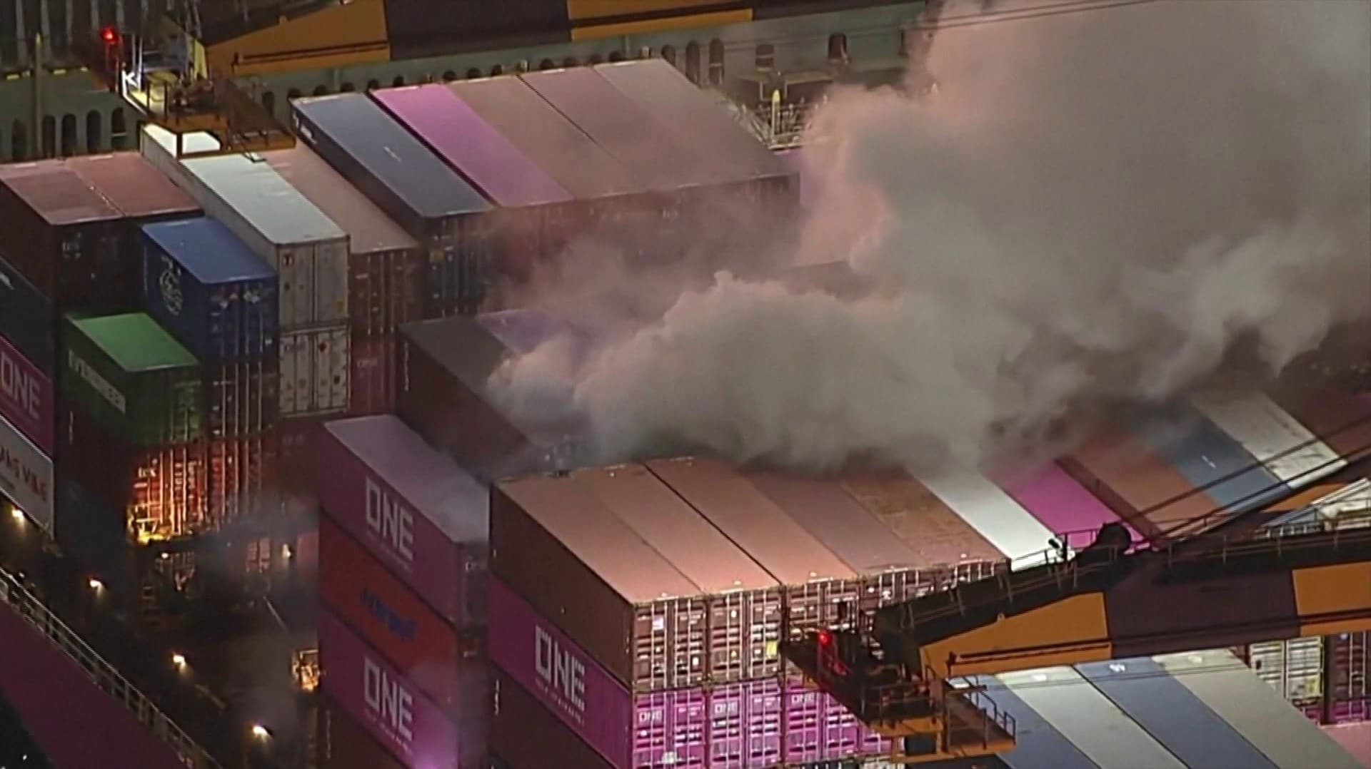 சான் பெட்ரோ துறைமுகத்தில் சரக்குக் கப்பலில் தீ..!