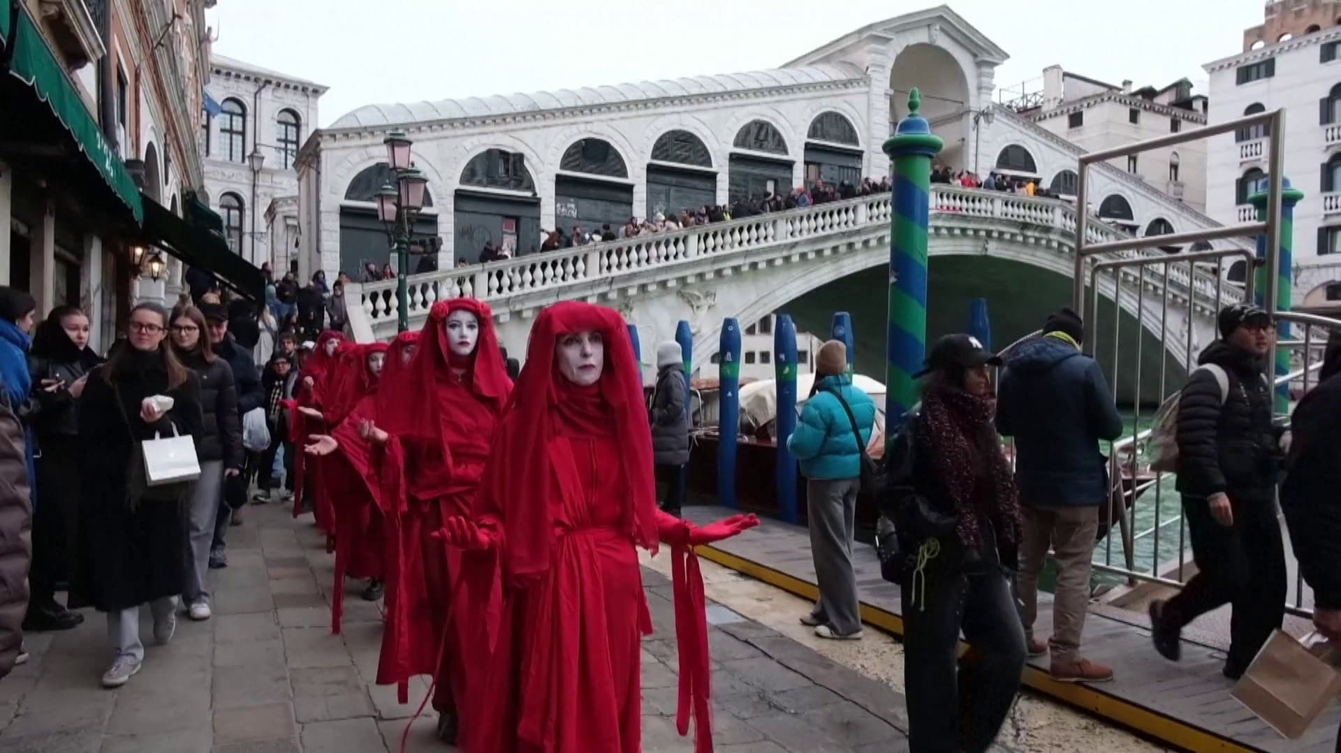 இத்தாலி நாட்டில் சுற்றுச்சூழல் ஆர்வலர்கள் அரசுக்கு எதிராக போராட்டம்