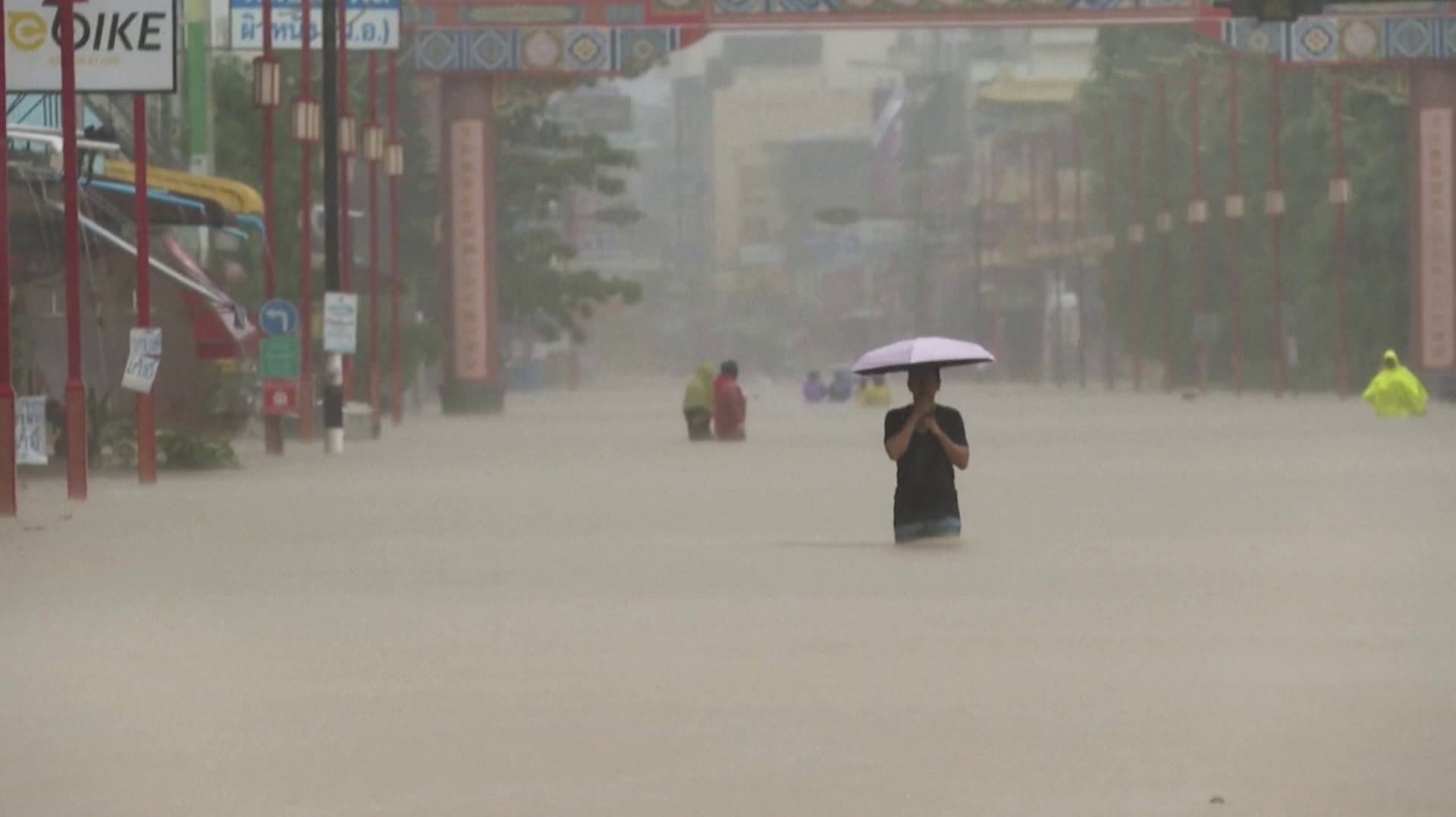 தாய்லாந்தில் மூன்று நாட்களாக இடைவிடாது பெய்த கனமழை... வெள்ளக்காடாக மாறிய சாலைகள்