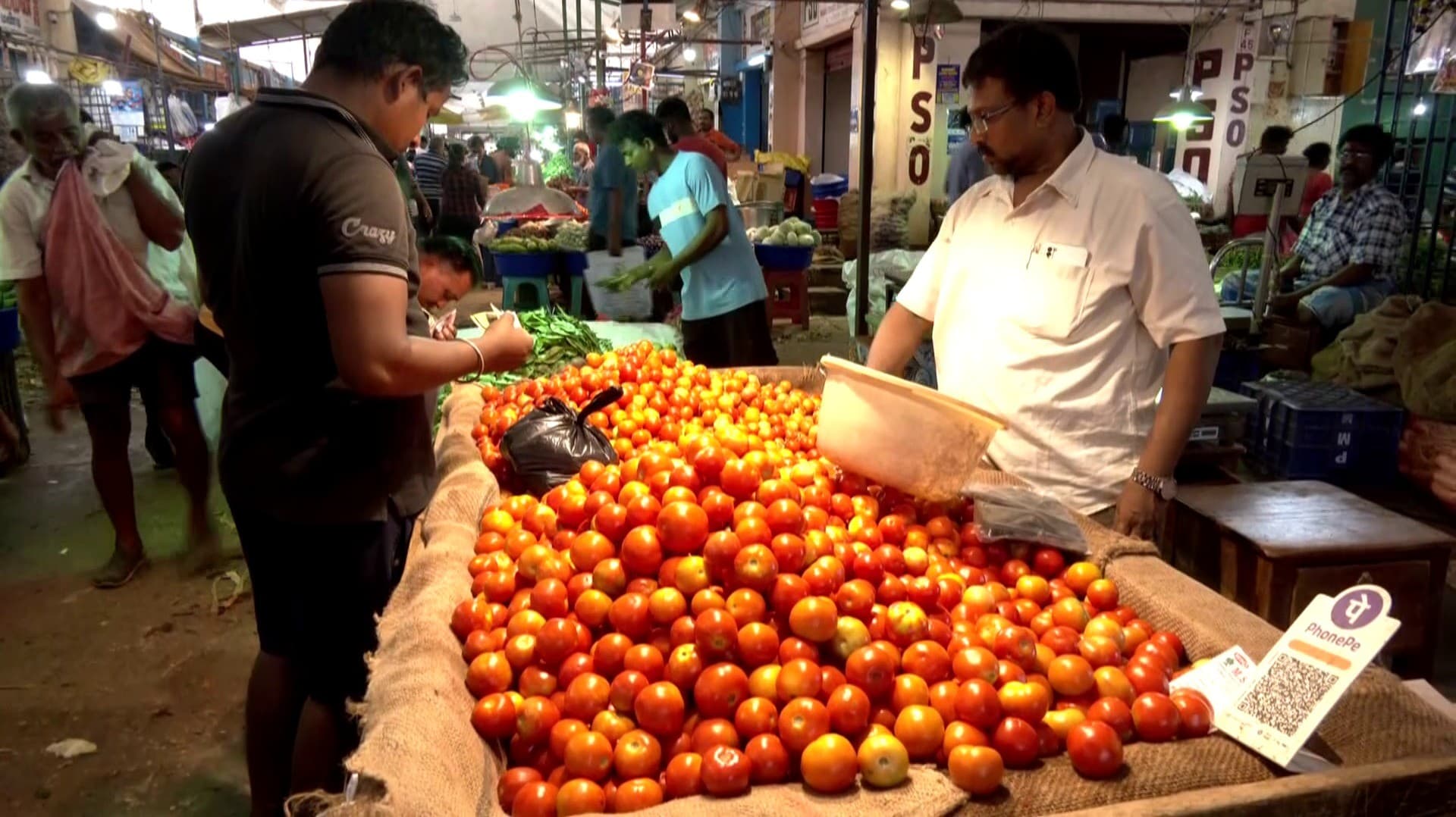 கோயம்பேடு காய்கறி சந்தையில் தக்காளி விலை  இன்று ஒரே நாளில் கிலோவுக்கு ரூ.10  உயர்வு
