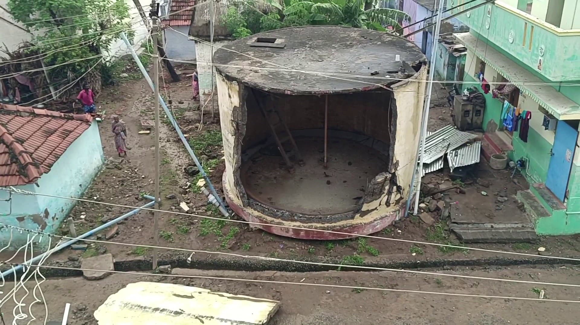 குடியிருப்புகளுக்கு நடுவே நள்ளிரவில் இடிந்து விழுந்த நீர்த்தேக்கத் தொட்டி..