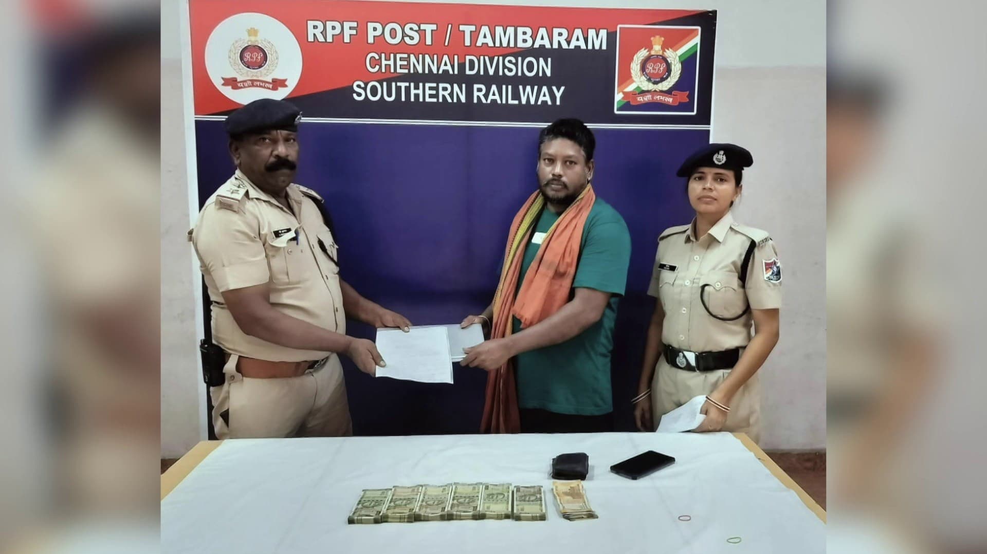 ரயிலில் தவறவிட்ட ரூ.3 லட்சம் மற்றும் மடிக்கணினி மீட்பு.. ரயில்வே காவலர்கள் மீட்டு ஒப்படைத்தனர்..