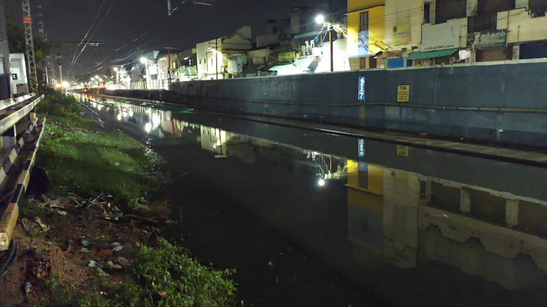 தூத்துக்குடியில் தொடர்ந்து பல மணி நேரமாக கொட்டித்தீர்த்த கனமழை