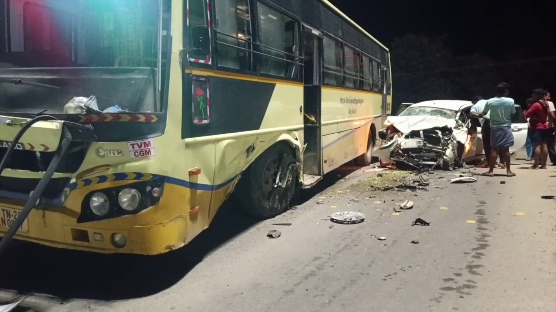 தேசிய நெடுஞ்சாலையில் செங்கம் நோக்கி திரும்பிய பேருந்து மீது மோதிய கார்