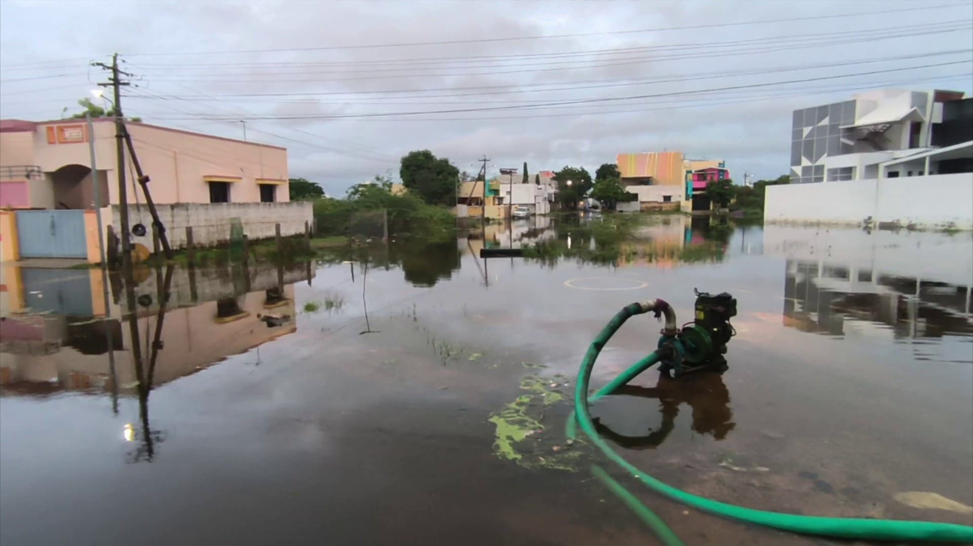 தூத்துக்குடி மற்றும் சுற்றுவட்டாரப் பகுதிகளில் கொட்டித் தீர்த்த கனமழை