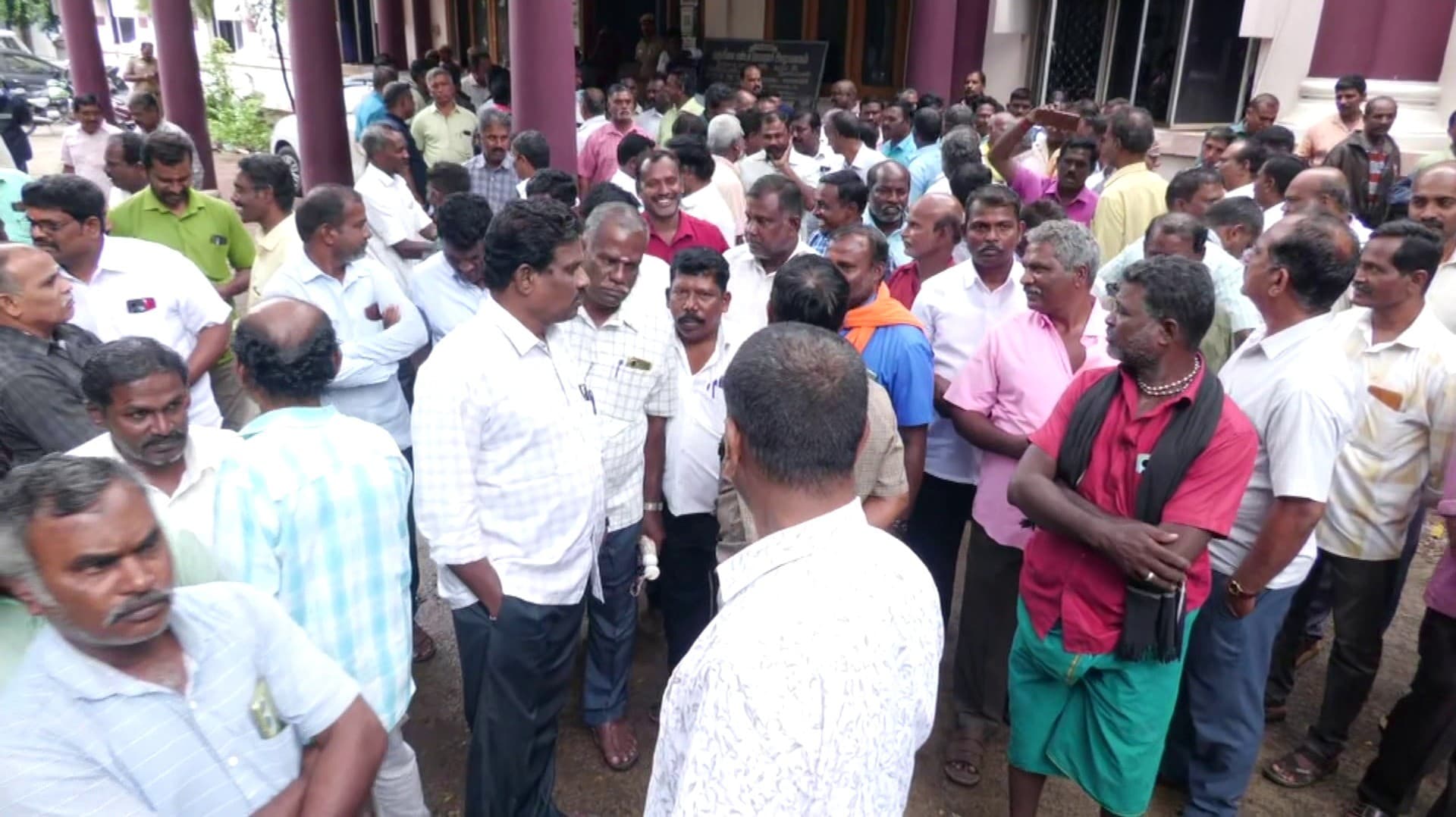 திருச்சியில் காலி மதுபாட்டில்களை திரும்பப் பெறும் திட்டம் நாளை முதல் அமல்.. டாஸ்மாக் முதுநிலை மண்டல மேலாளர் அலுவலகத்தை முற்றுகையிட்ட ஊழியர்கள்