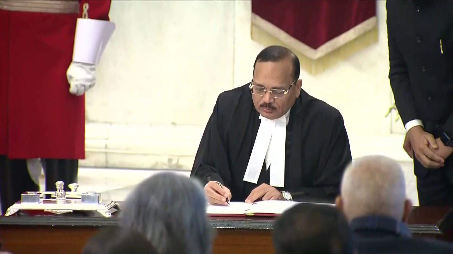 உச்ச நீதிமன்றத்தின் 53-வது தலைமை நீதிபதியாக பதவியேற்றார் சூர்யகாந்த்