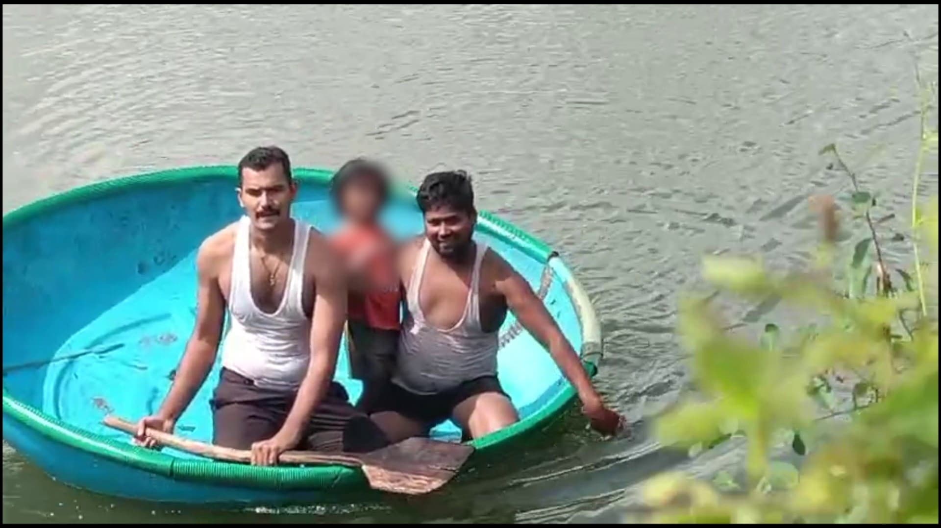 ஏரியின் நடுவில் பரிசலில் சிக்கித் தவித்த 3 வயது சிறுமியை மீட்ட தீயணைப்புத்துறையினர்..