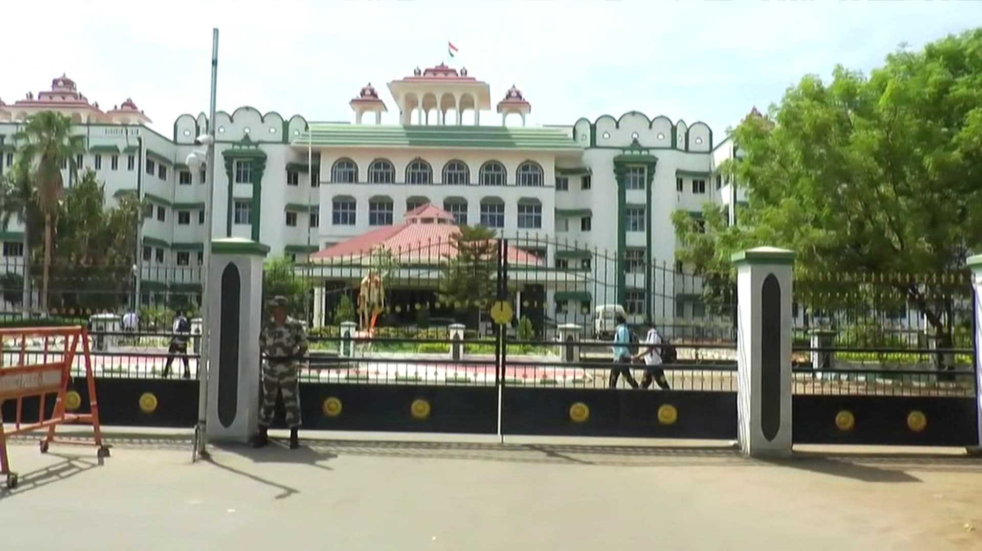 ''நகை திருட்டு வழக்கில் குற்றவாளியை பிடிக்க முடியவில்லை எனில் இழப்பீடு வழங்குக'' - மதுரை அமர்வு உத்தரவு