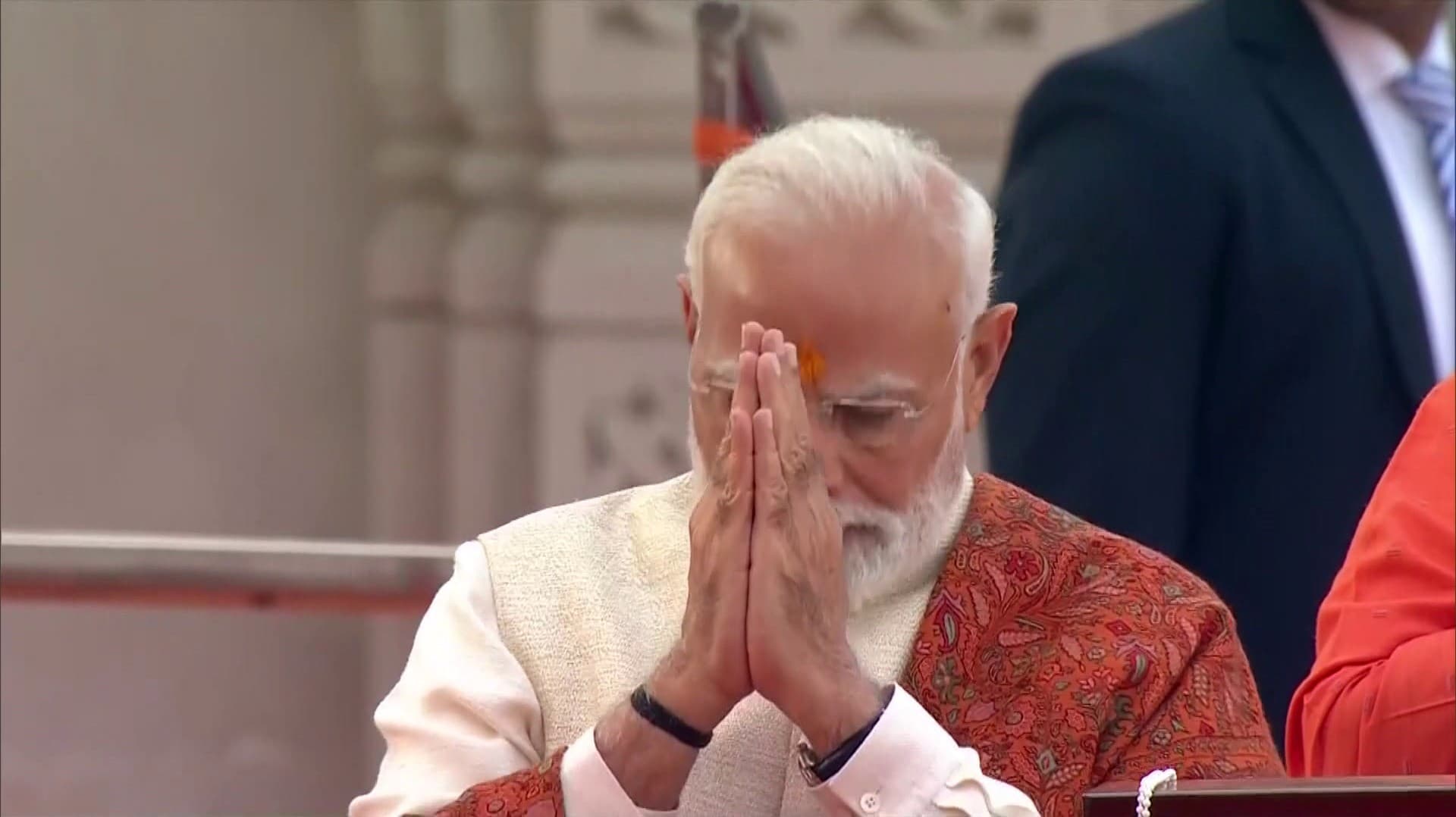 ராம ஜென்ம பூமி கோயிலின் கட்டுமானம் நிறைவு.. கோயில் கோபுரத்தில் கொடியேற்றி வைத்தார் பிரதமர்