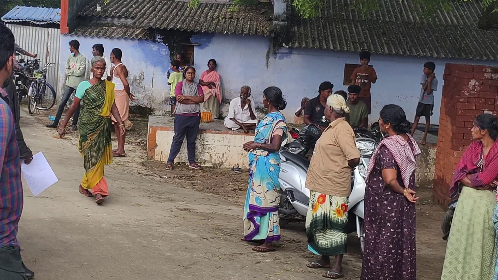 ஒட்டன்சத்திரம் அருகே லோடு வாகனம் மோதி 82 வயது மூதாட்டி பலி