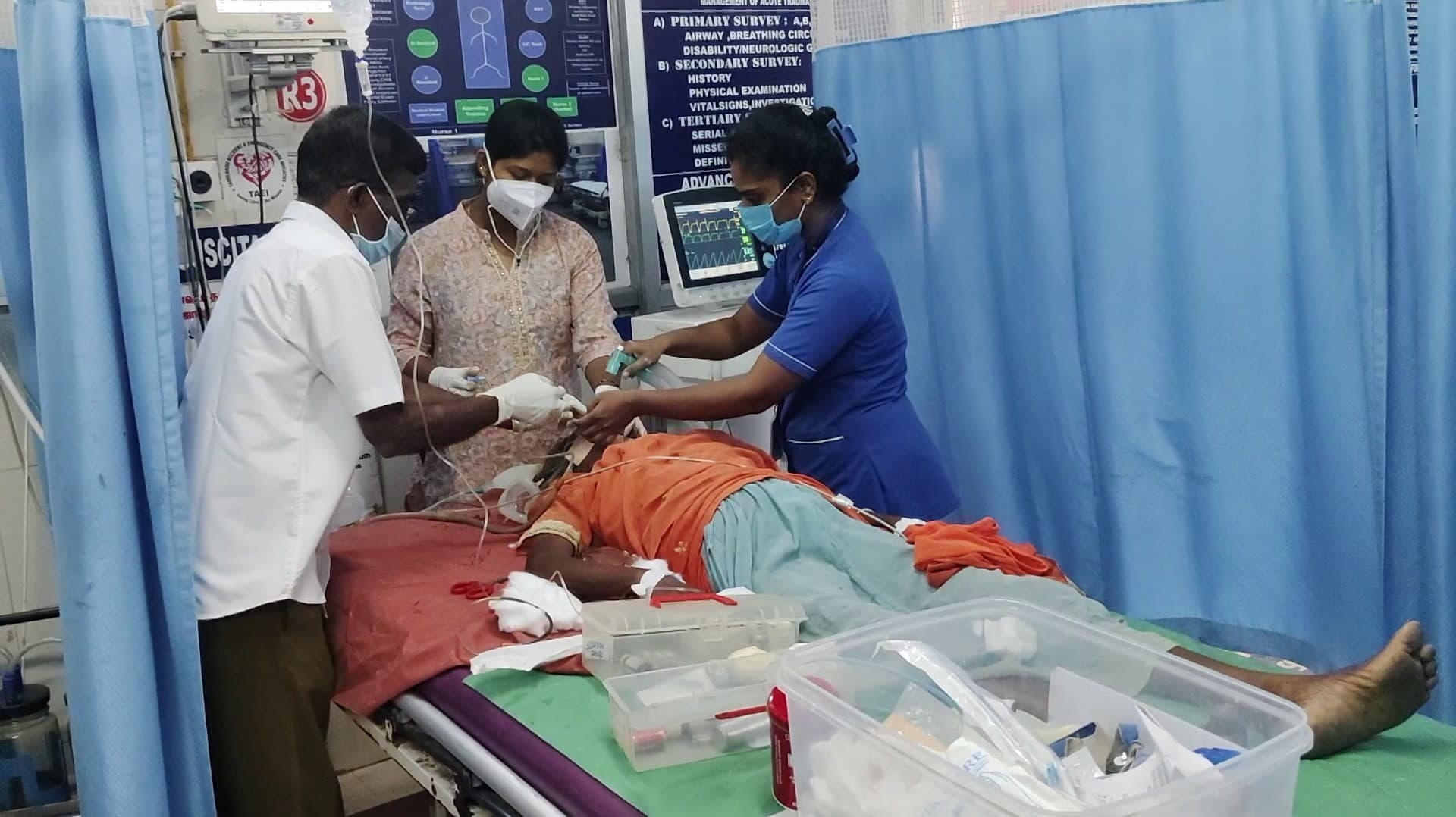 தங்க கம்மலுக்காக மூதாட்டியின் 2 காதையும் அறுத்த கொள்ளையர்கள்