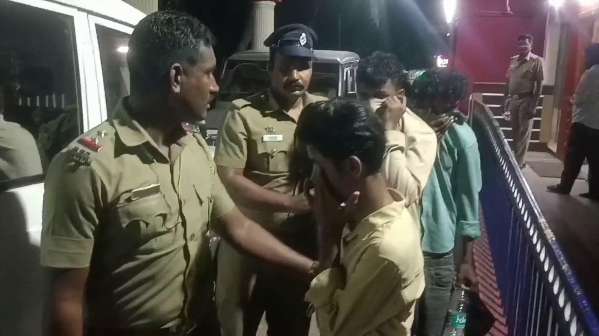 ரூ.13 லட்சம் மதிப்புள்ள கார் உதிரி பாகங்கள் திருட்டு.. 4 பேர் கைது