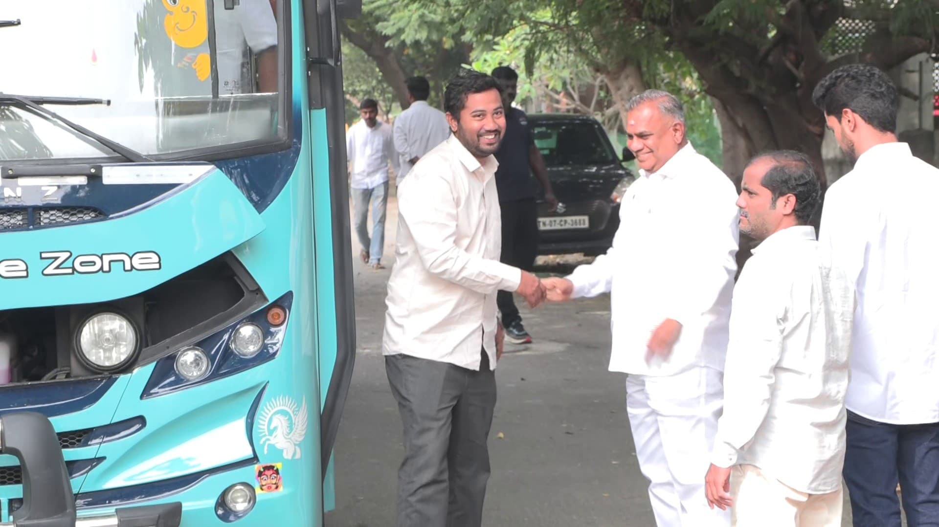 தவெக அலுவலகத்திற்கு செங்கோட்டையன் ஆதரவாளர்கள் வருகை