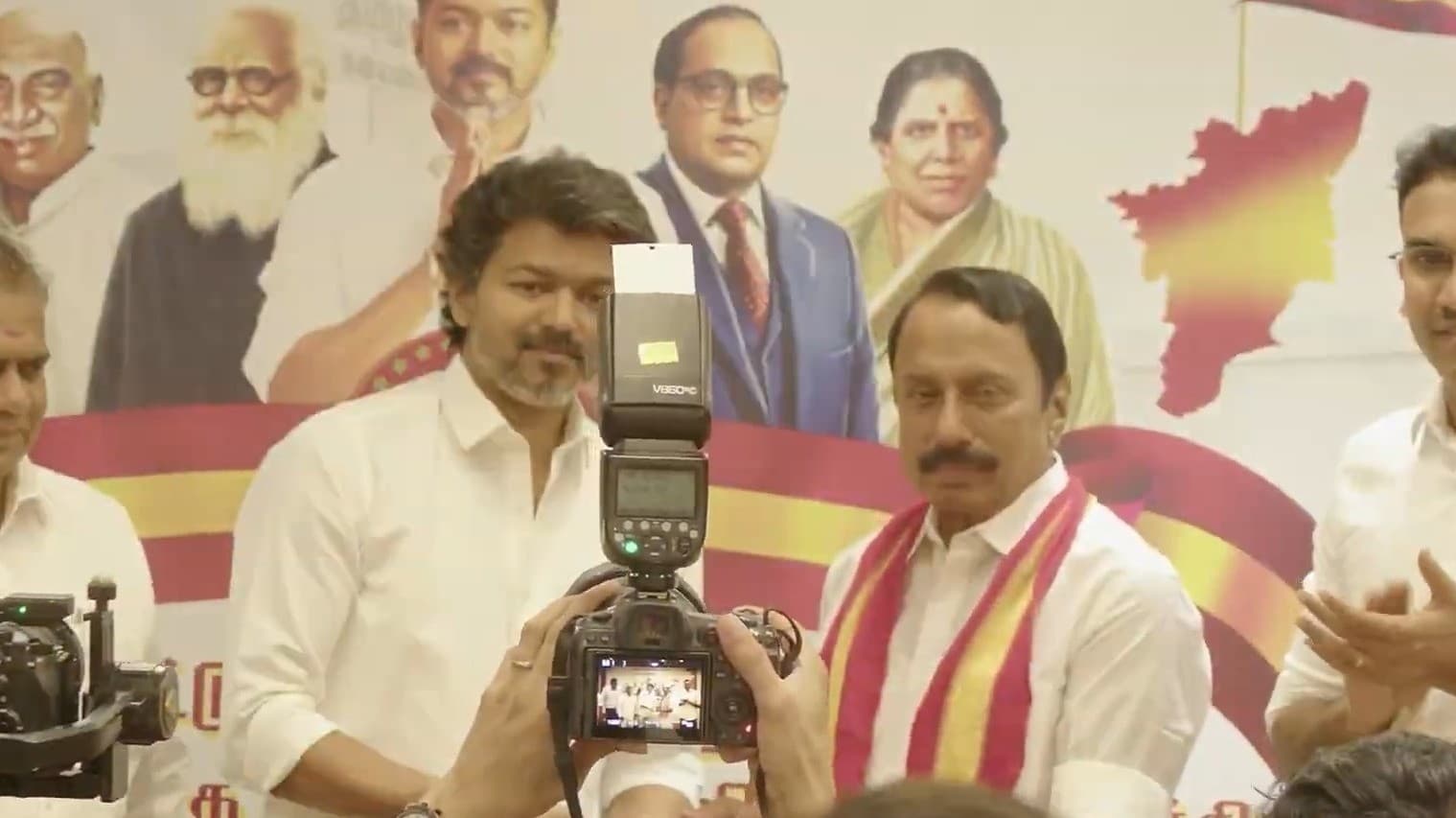 சால்வை அணிவித்து செங்கோட்டையனை வரவேற்ற விஜய்