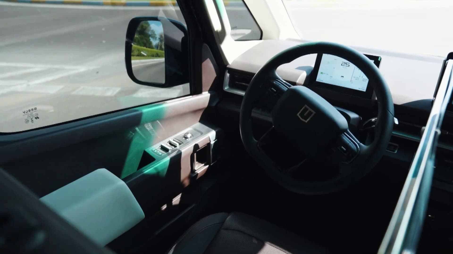 அபுதாபியில் ஓட்டுநர் இல்லாத டாக்சி சேவையை தொடங்கிய உபெர்