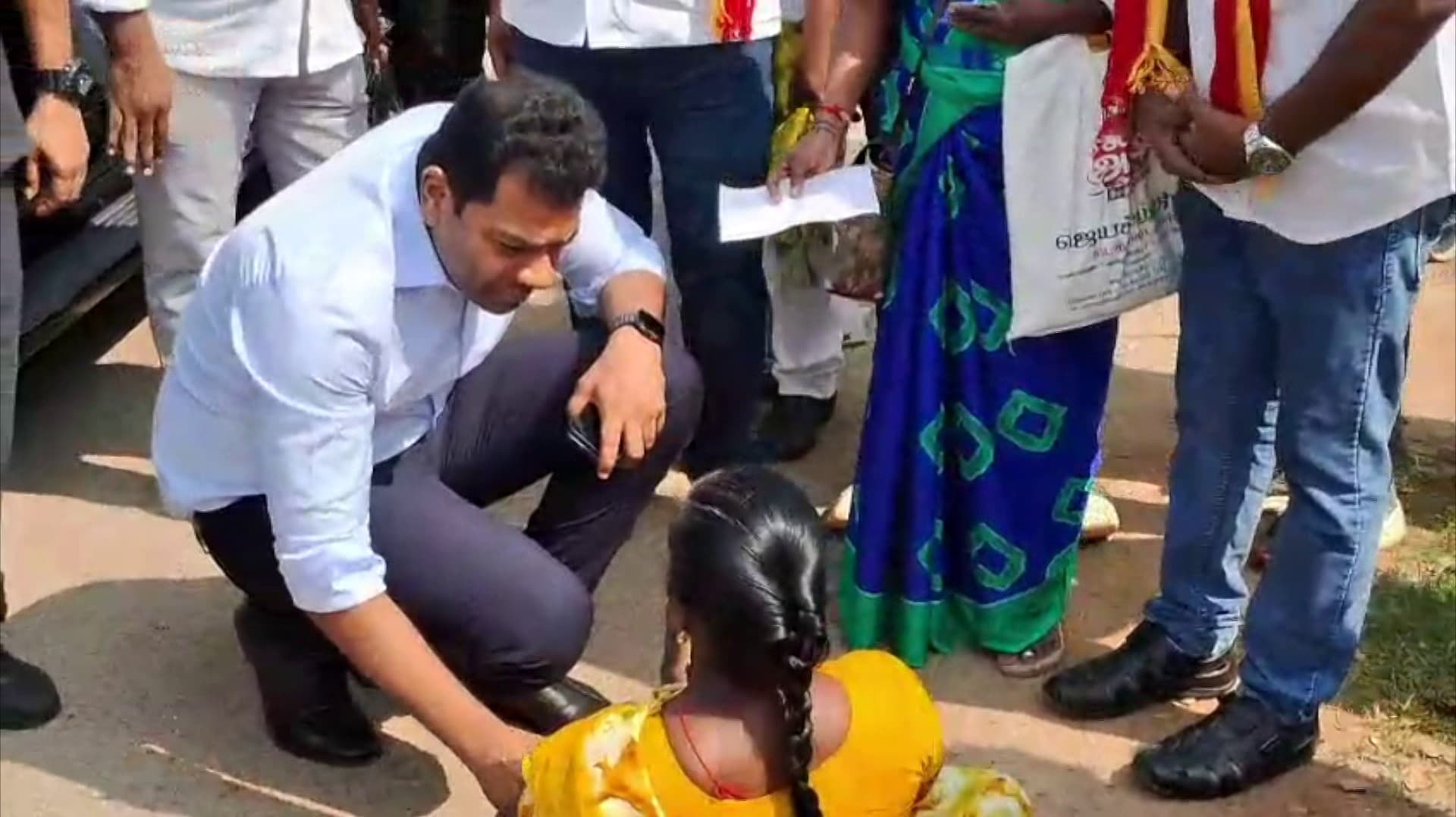 விஜய்யை சந்திப்பதற்காகக் காத்திருந்த மாற்றுத் திறனாளி பெண்ணுக்கு உதவி செய்து அனுப்பி வைத்த ஆதவ் அர்ஜுனா..