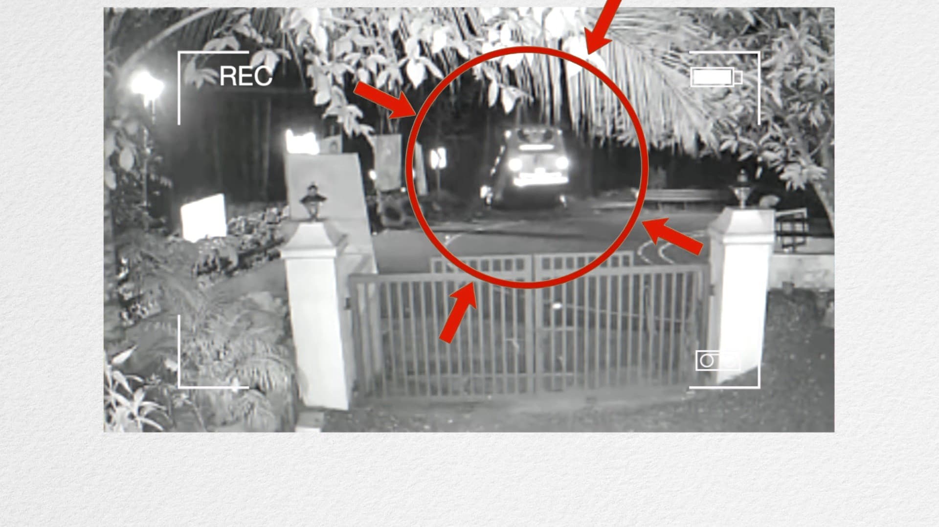 தமிழக ஐயப்ப பக்தர்கள் சென்ற வேன் விபத்து.. தடுப்பை உடைத்துக்கொண்டு அந்தரத்தில் தொங்கிய வேன்..