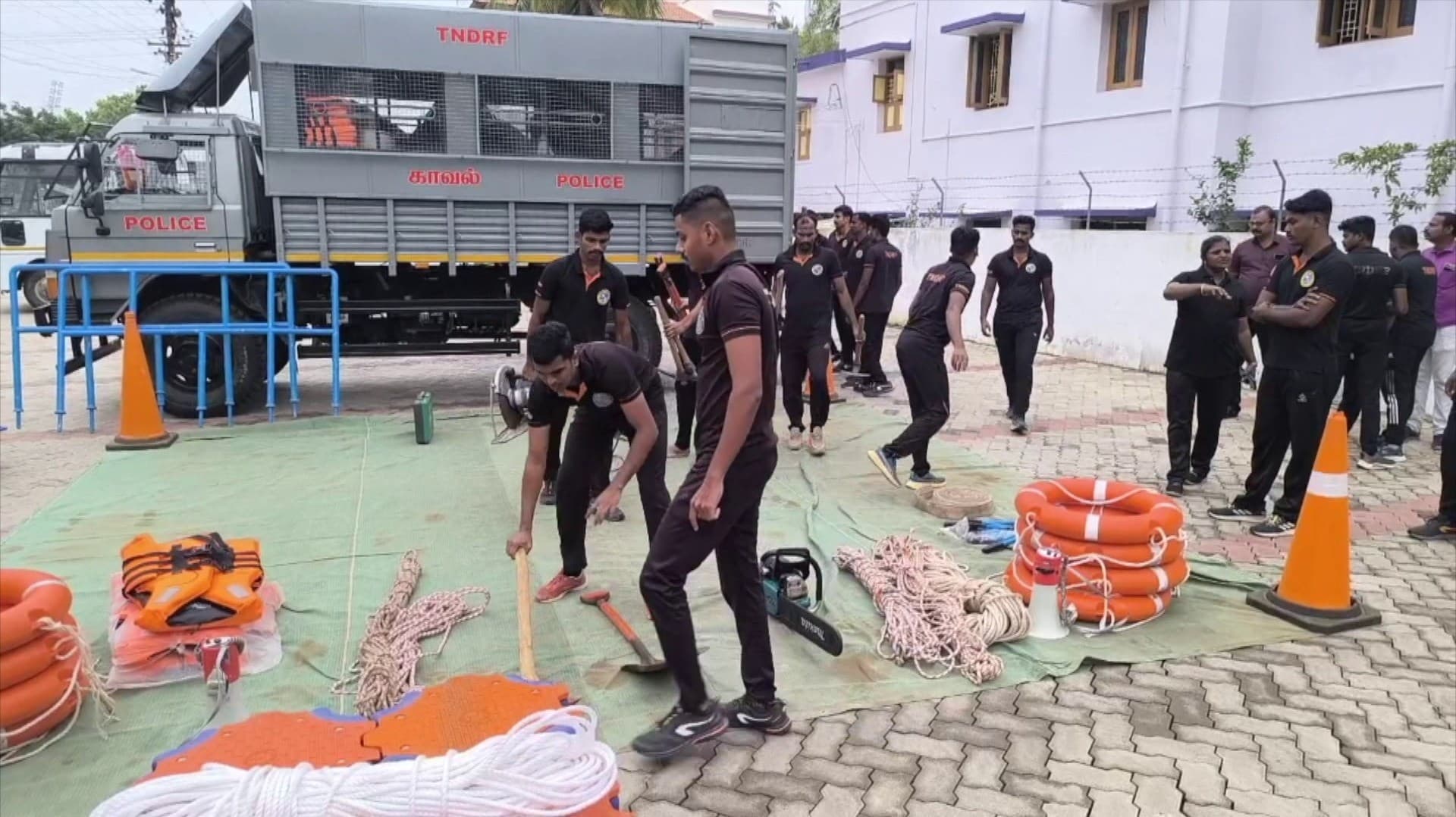 மிக முதல் அதி கனமழை எச்சரிக்கை விடுக்கப்பட்ட மாவட்டங்களில் NDRF முகாம்... தமிழ்நாடு பேரிடர் மீட்பு படையைச் சேர்ந்த வீரர்களும் தயார் நிலை