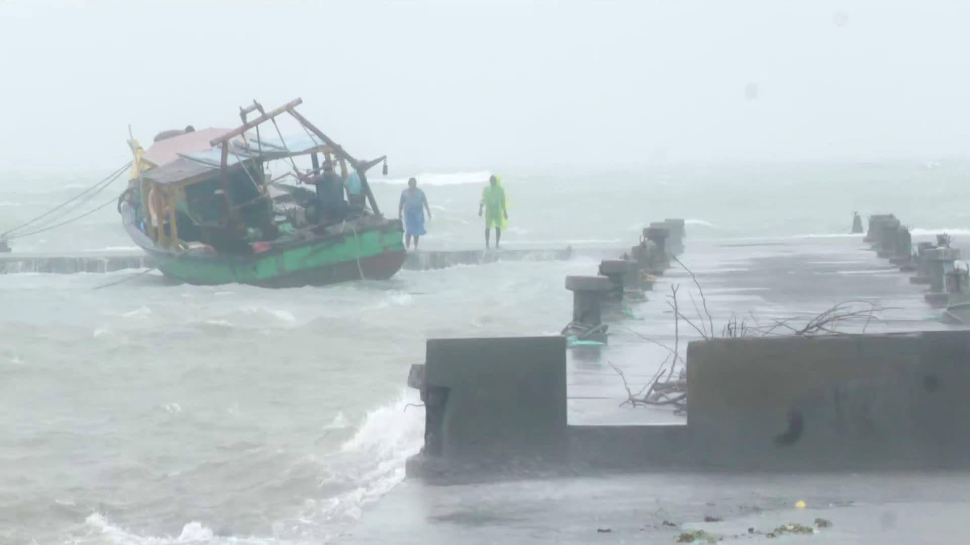 இலங்கையில், டிட்வா புயலால் கடும் சூறைக்காற்றுடன் கனமழை...  46 பேர் உயிரிழப்பு; 23 பேரைக் காணவில்லை