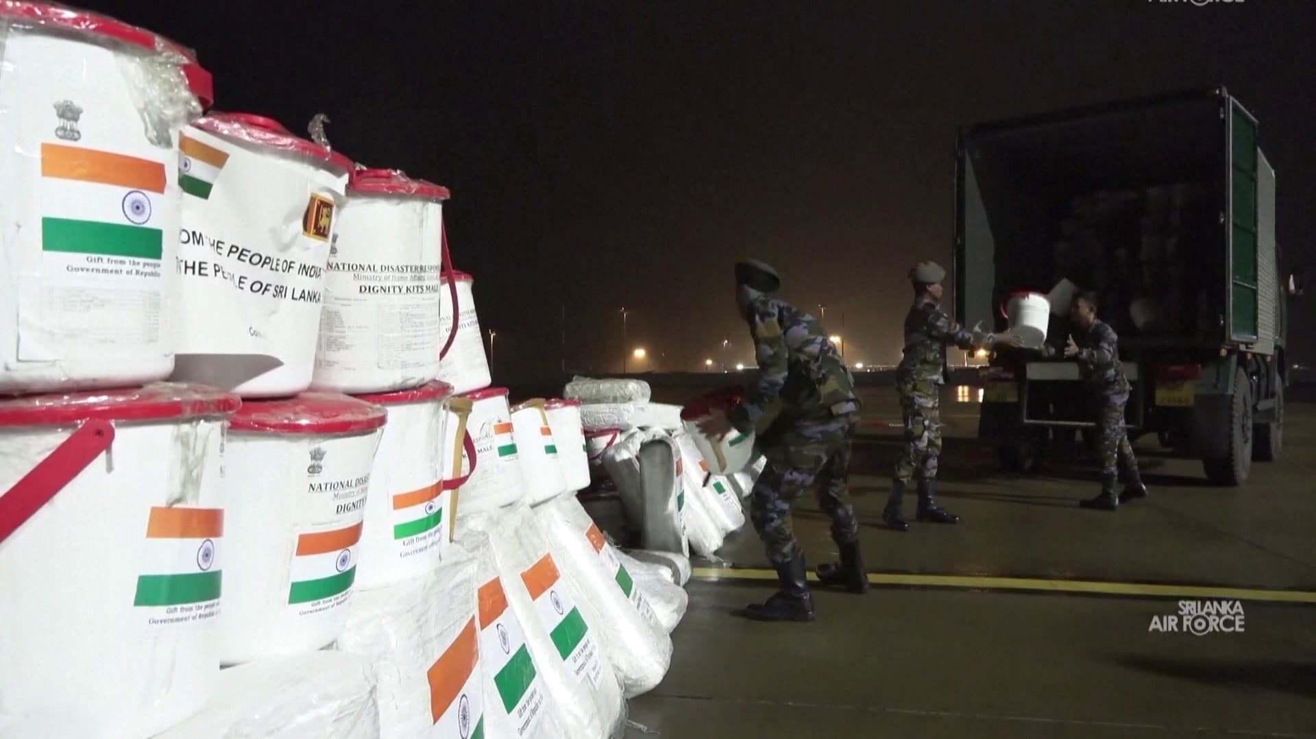 புயலால் பாதிக்கப்பட்டுள்ள இலங்கைக்கு என்னென்ன வகையில் உதவுகிறது இந்தியா?