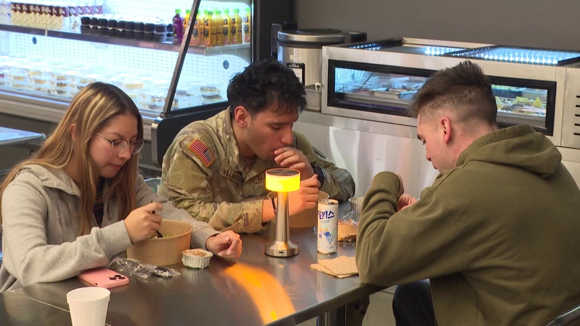 அமெரிக்க படைகளுக்கு விருந்தளித்த ரோபோ சமையல்காரர்கள்