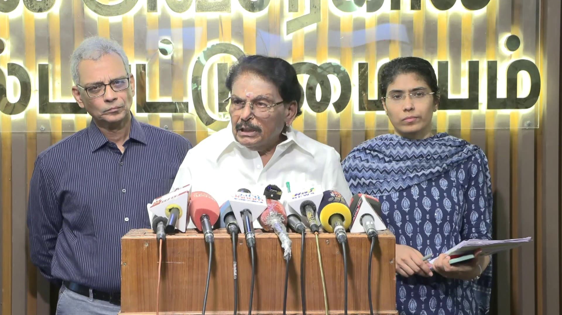 கொழும்பு விமான நிலையத்தில் சிக்கியுள்ள தமிழ்நாட்டை சேர்ந்தவர்களை மீட்க மத்திய அரசிடம் கோரிக்கை - அமைச்சர்