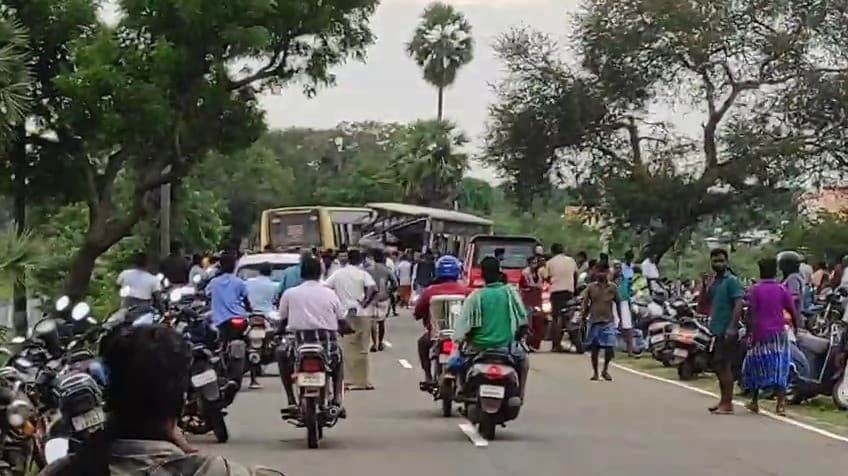 சிவகங்கை மாவட்டம் திருப்பத்தூர் அருகே 2 அரசு பேருந்துகள் நேருக்கு நேர் மோதிய விபத்தில் 9 பெண்கள் உள்பட 11 பேர் உயிரிழப்பு....