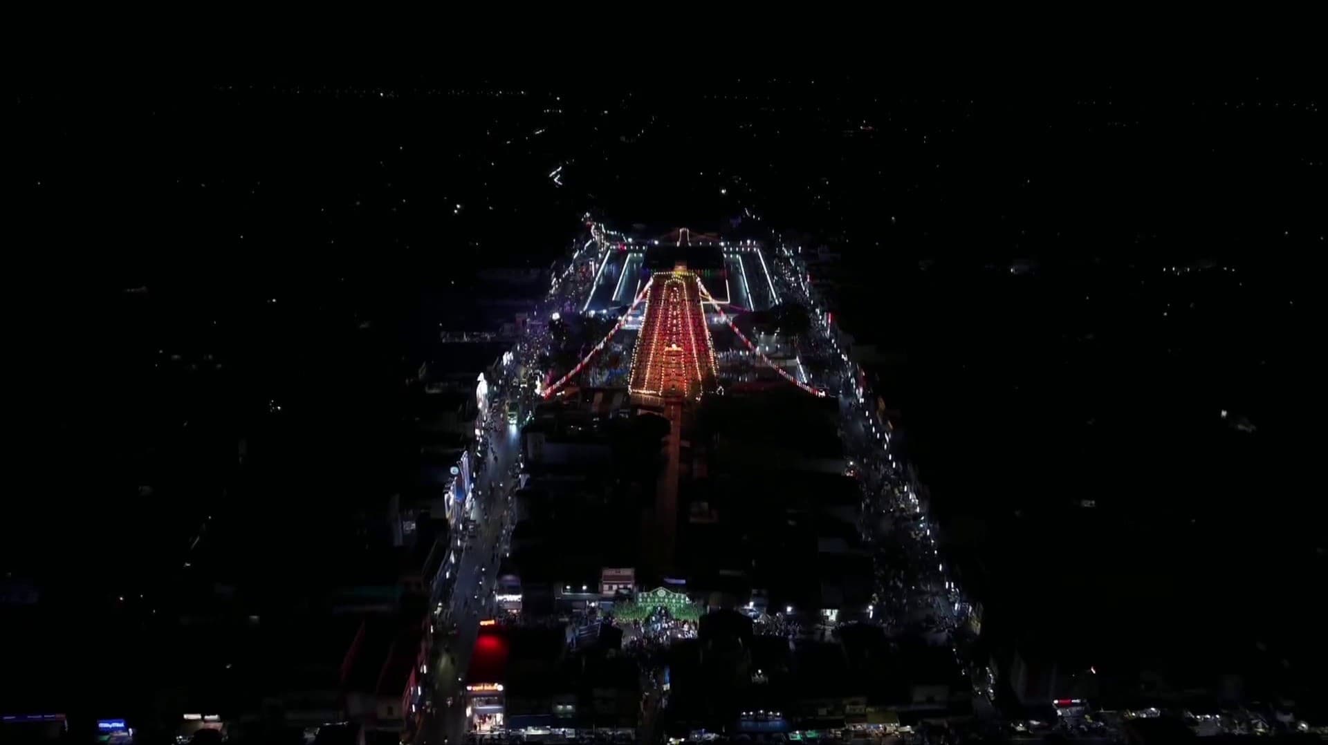 மின்னொளியில் ஜொலித்த ஆதிகும்பேஸ்வரர் கோயில் கோபுரம்