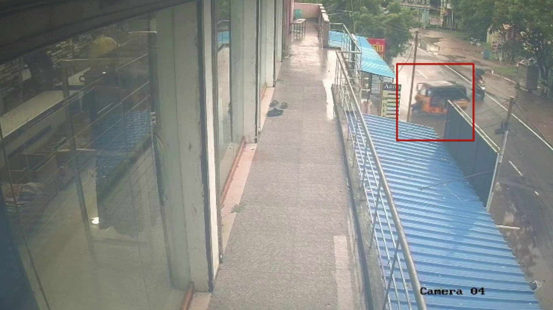 போதையில் ஜவுளிக்கடையின் உள்ளே புகுந்த ஆட்டோ - சி.சி.டிவி காட்சி