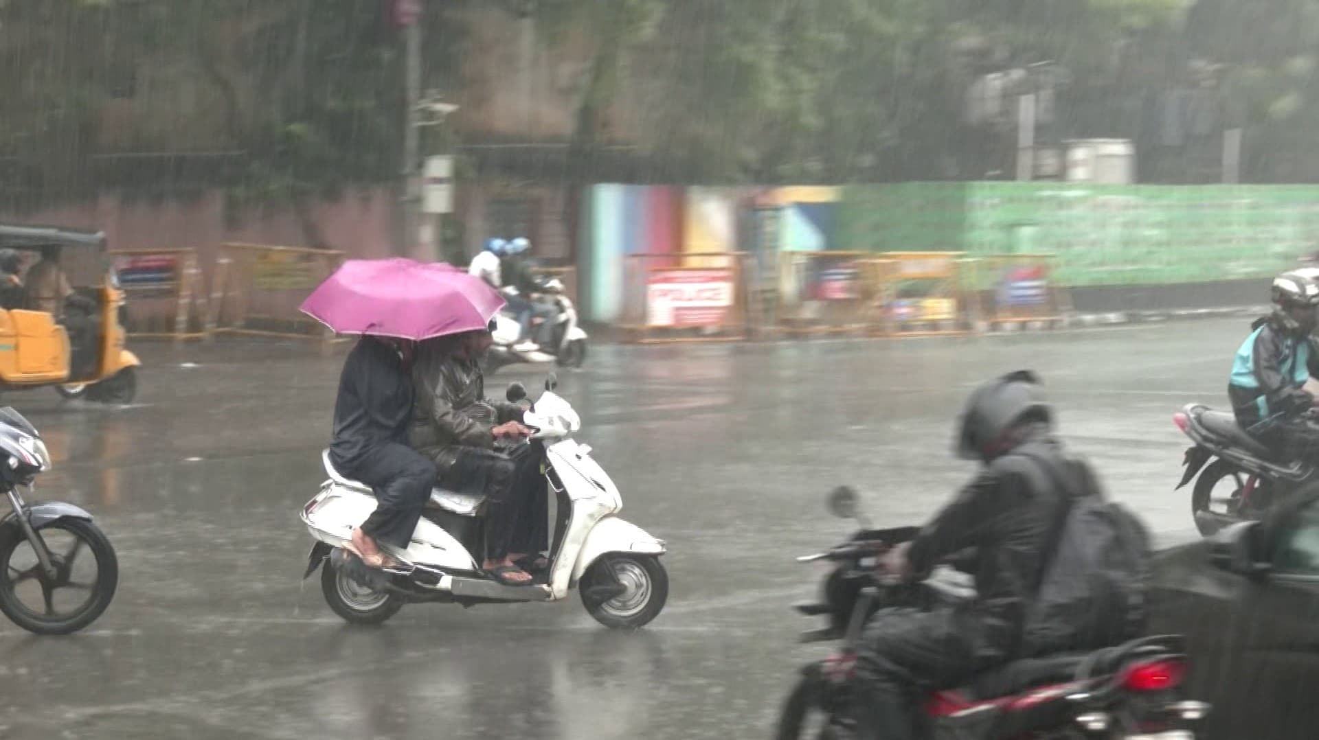 புயல் வலுவிழந்தும் சென்னையின் காலை முதல் விடாது பெய்து வரும் மழை