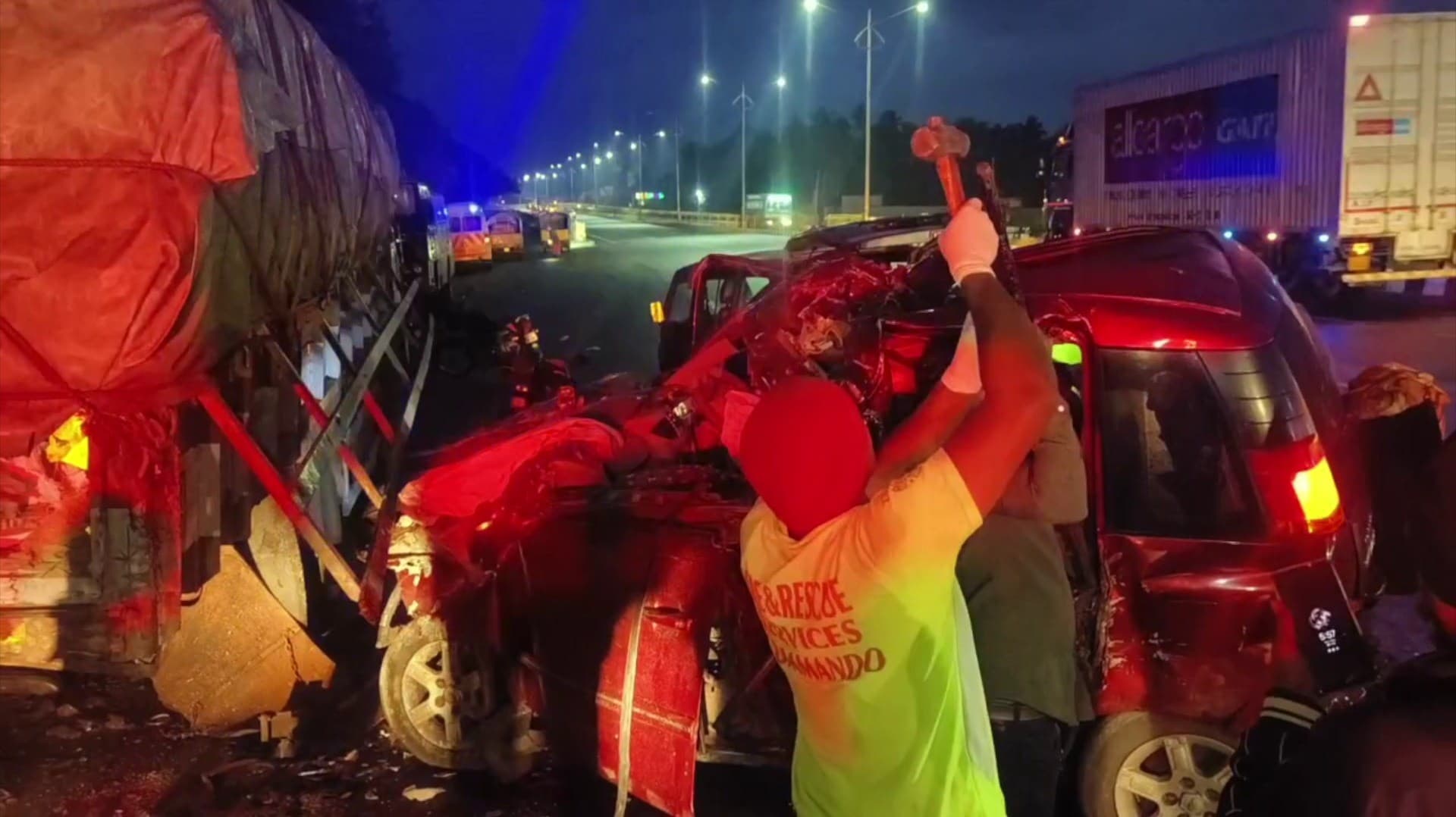 சாலையோரம் நிறுத்தப்பட்டிருந்த லாரி மீது மோதிய கார்.. தாய், மகன் உடல் நசுங்கி பலி