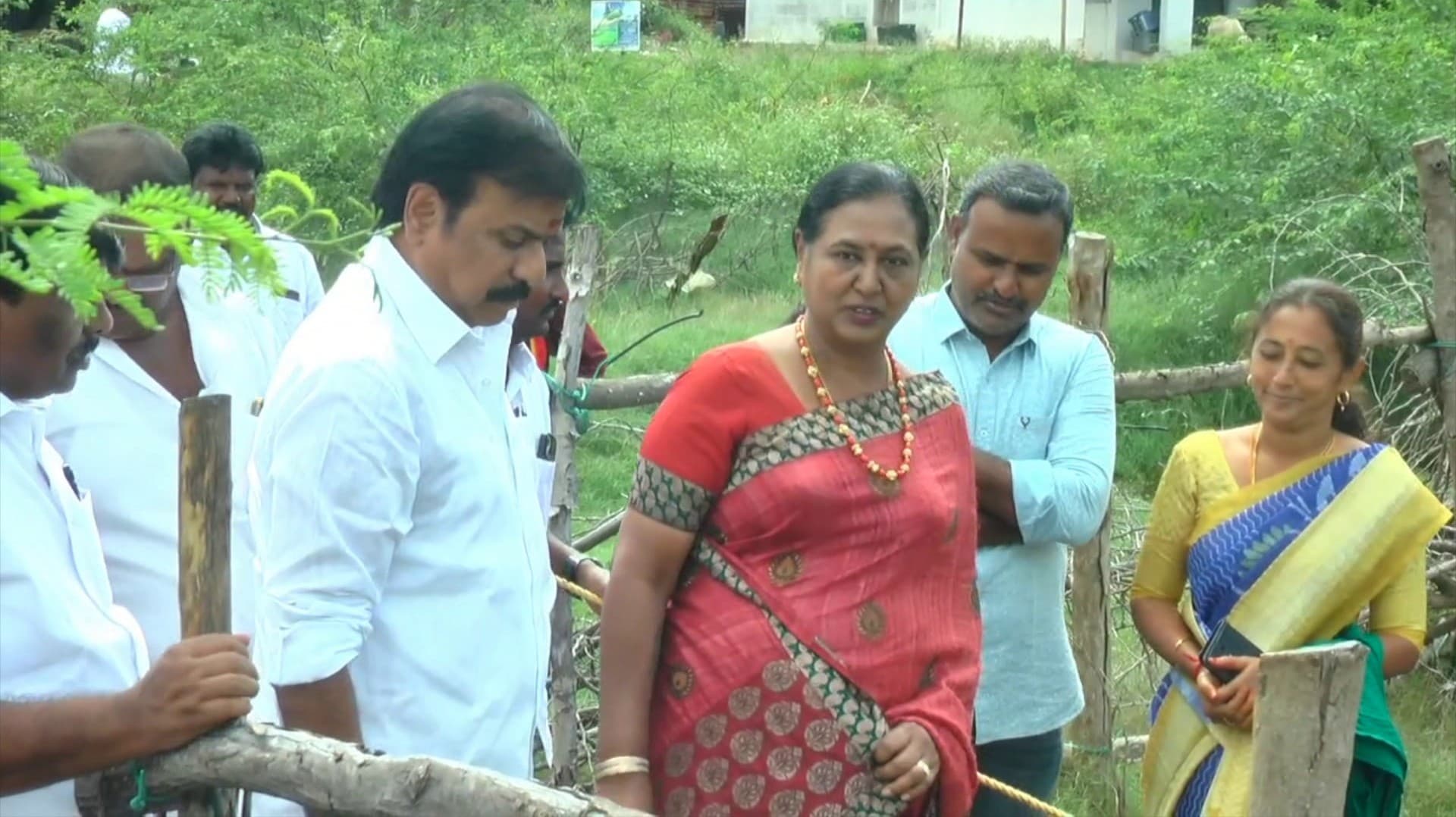 அதிமுக, திமுக இரு கட்சிகளுடனும் கூட்டணி பேச்சுவார்த்தையா..? பிரேமலதா மறுப்பு