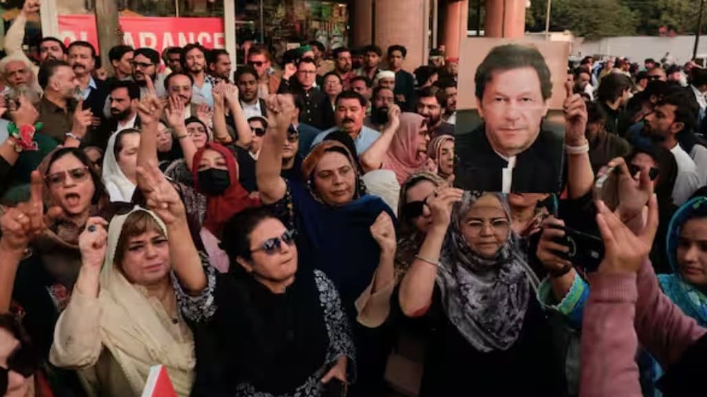 பாகிஸ்தான் முன்னாள் பிரதமர் இம்ரான் கான் தொடர்பான வதந்தியால் பதற்றம்