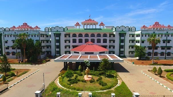 சட்ட விரோத குவாரிகள் மீது ஏன் குற்றவியல் நடவடிக்கை எடுக்கவில்லை? - உயர்நீதிமன்ற மதுரை அமர்வு கேள்வி