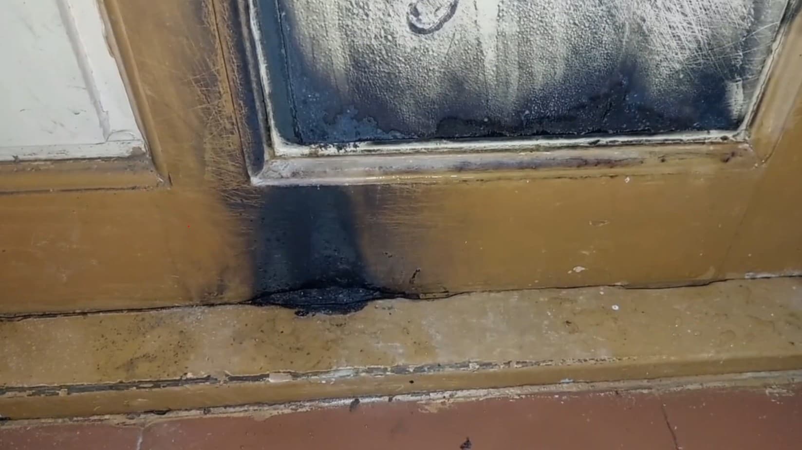 வீட்டின் பூட்டை உடைக்க முடியாமல் தீ வைத்த திருடர்கள்