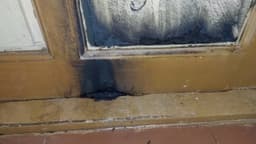 வீட்டின் பூட்டை உடைக்க முடியாமல் தீ வைத்த திருடர்கள்