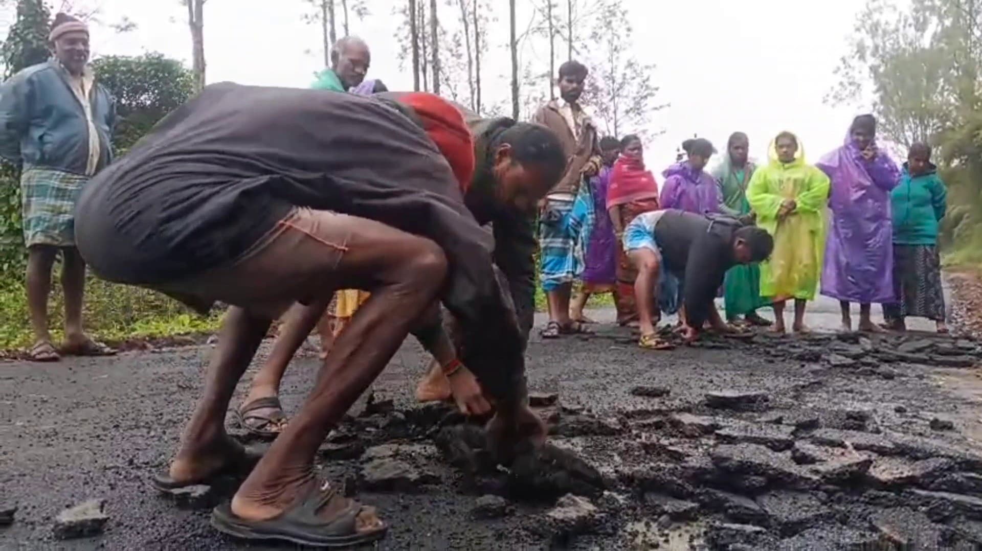 புதிய தார்ச்சாலையை கைகளால் பெயர்த்த மக்கள் - ஒப்பந்ததாரரிடம் வாக்குவாதம்