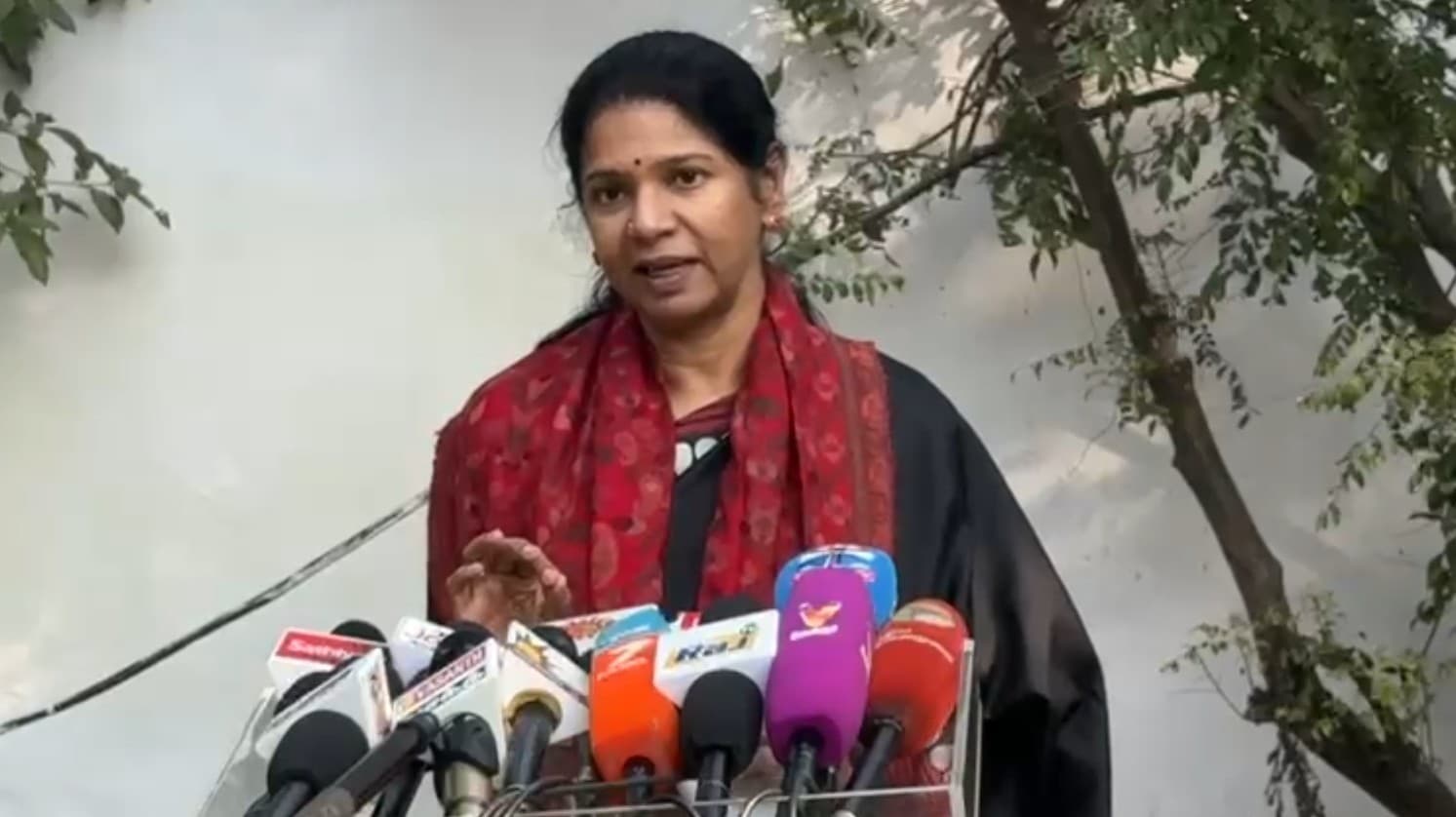 மத மோதலை ஏற்படுத்த முயற்சிக்கின்றனர் - கனிமொழி