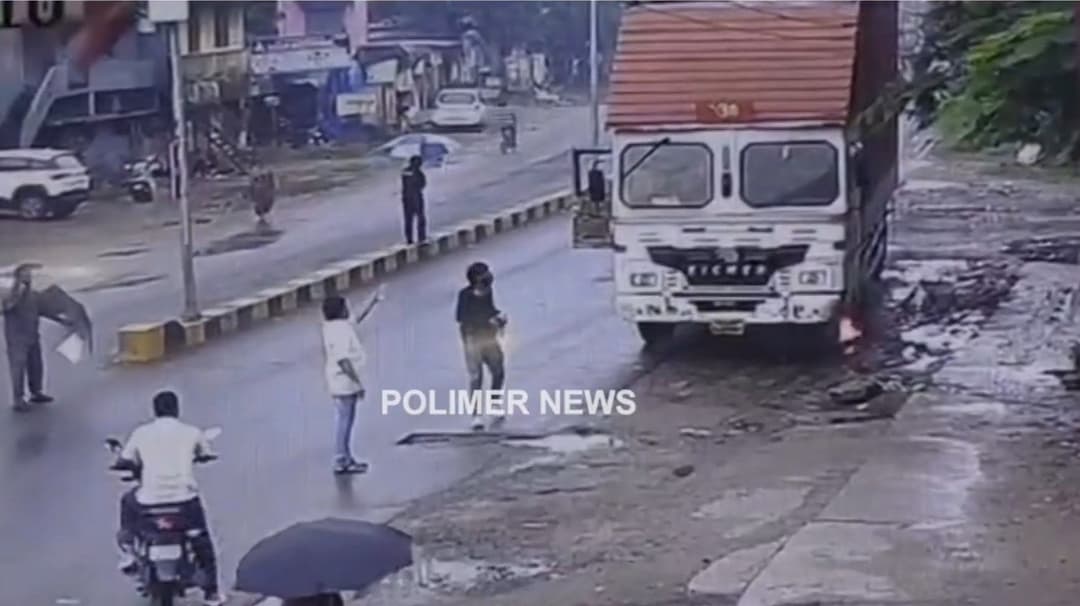 எமனாக மாறிய குடை.. வடமாநில தொழிலாளி பரிதாப பலி - அதிர்ச்சி சிசிடிவி