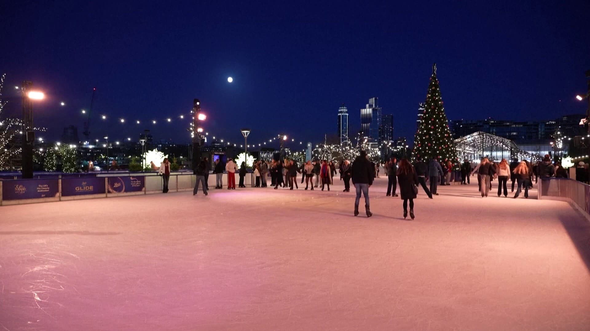 லண்டனில் பண்டிகை கால பனிச்சறுக்கு திடல் 4வது ஆண்டாக திறப்பு