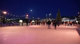 லண்டனில் பண்டிகை கால பனிச்சறுக்கு திடல் 4வது ஆண்டாக திறப்பு