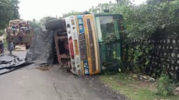 25 டன் அரிசி மூட்டைகளை ஏற்றிச் சென்ற லாரி கவிழ்ந்து விபத்து